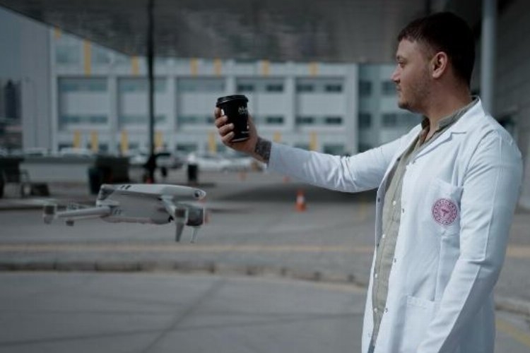 Sağlık Çalışanlarına Dronelar Aracılığıyla Kahve Servisi