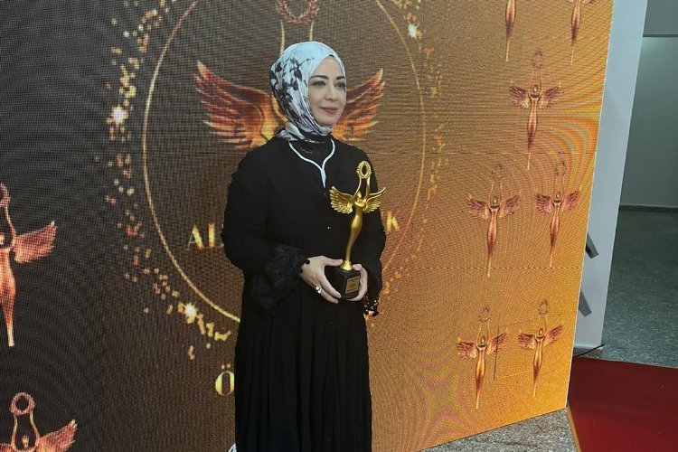 Nevin Arvas, "Yılın En İyi Çıkış Yapan Yazarı" Ödülünü Kazandı