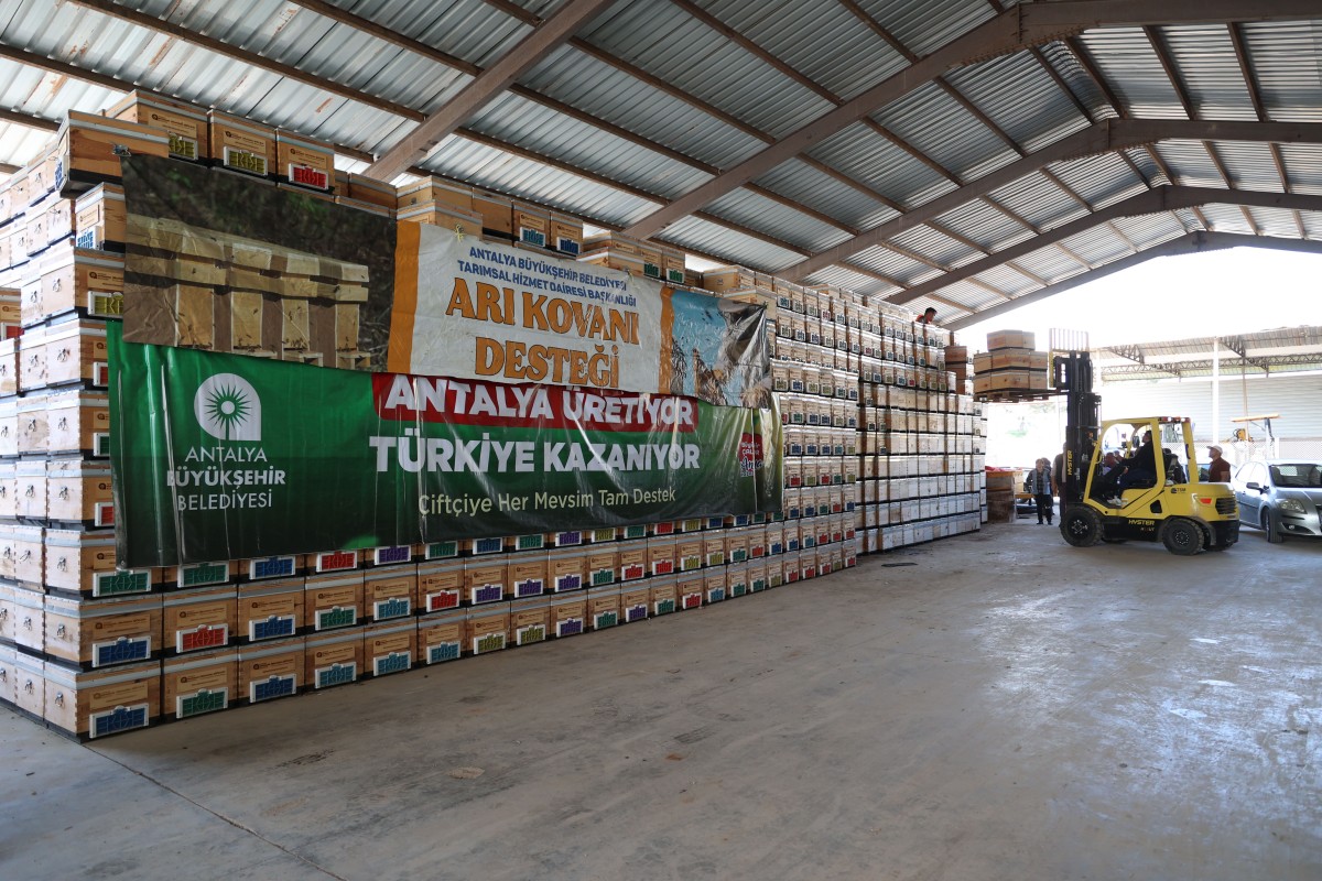 Antalya Büyükşehir Belediyesi’nden Arıcılığa Güçlü Destek: 1.200 Kovan Dağıtıldı